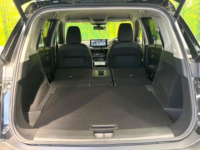 後席を格納すると、これだけの広さが!シーンに合わせたシートアレンジで、大きな荷物も積むことが出来ます♪