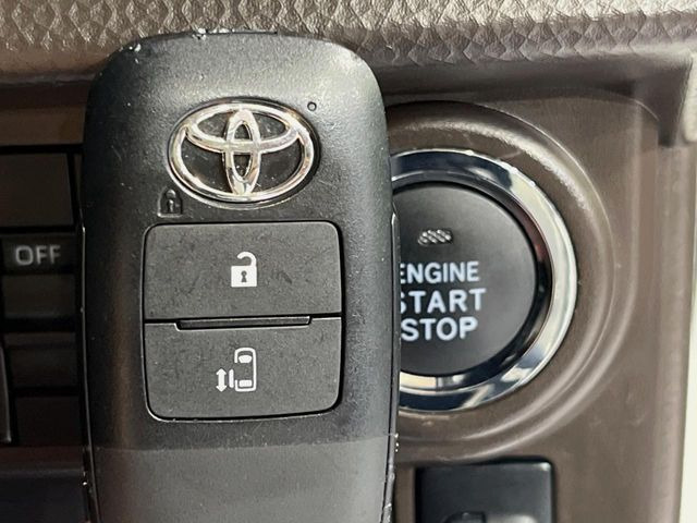 【スマートキー】カバンやポケットに入れたままでもドアの施錠・解錠が可能なスマートキーを装備。エンジンのオン・オフ時もカギを取り出す必要が無いからとっても便利です♪