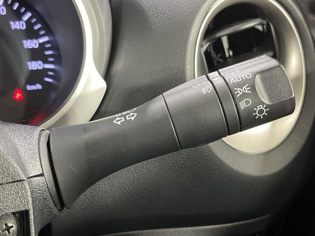 【オートライト】周りの明るさに応じて自動でヘッドライトの点灯・消灯ができる機能です!ライトの付け忘れ・消し忘れなどが無くなり、雨の日や夕方の走行も安心!トンネル通過時も便利ですね♪