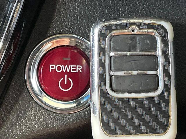 �yHonda�X�}�[�g�L�[�z�J�o����|�P�b�g�ɓ��ꂽ�܂܂ł��h�A�̎{���E�������\�ȃX�}�[�g�L�[�𑕔��B�G���W���̃I���E�I�t�����J�M�����o���K�v����������Ƃ��Ă��֗��ł���