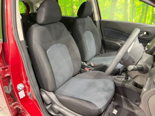 運転席まわりには十分なスペースがあり、大柄な方でもゆったり運転していただける環境です。