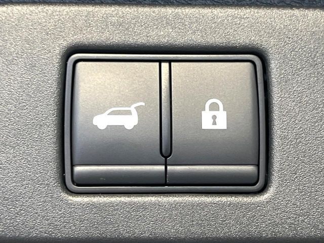 【パワーバックドア】スマートキーや運転席のボタンを押すだけでリアゲートが自動で開閉します!荷物を持っている時や、高い位置にあるバックドアを閉める際に便利な機能です♪