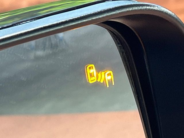 【ブラインドスポットワーニング】走行中、ドアミラーの死角になりやすい箇所に後続車が接近するとサイドミラー付近に警告を表示、ドライバーに注意喚起をしてくれます。