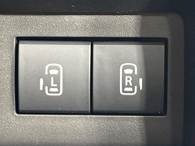 【両側パワースライドドア】スマートキーや運転席のスイッチで後席両側スライドドアの開閉が可能♪電動だから力を入れてドアを開ける必要が無く、小さなお子様でも簡単に開け閉めでき快適です♪