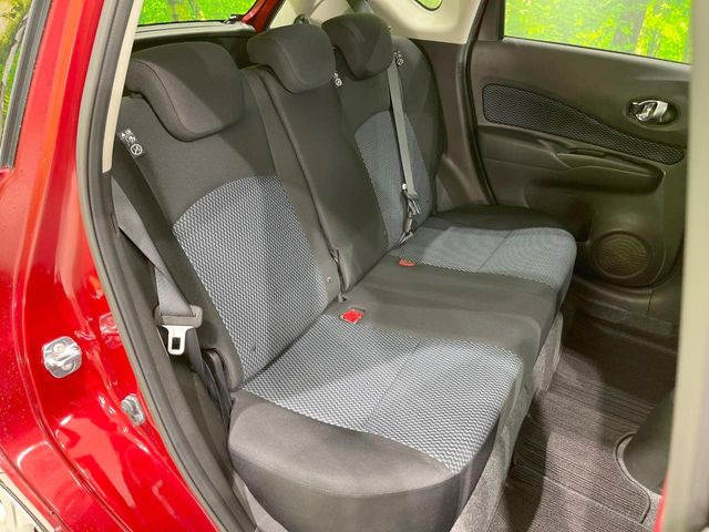 コンパクトカーですが、セカンドシートは十分な広さがあり快適にお乗りいただけます♪シートを倒して大きな荷物を積んだりと、用途の幅が広い1台です。