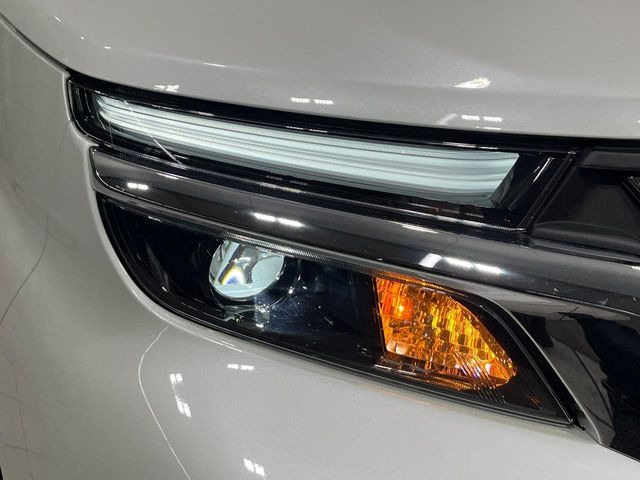 【LEDヘッドライト】悪天候や夜間走行時も良好な視界を確保し安心して運転できる高輝度LEDヘッドライトを装備!点灯速度が早く、消費電力も抑えられています。