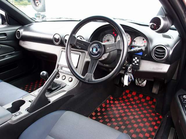 �������Y��Ƀ��[���N���[�j���O�ς݂ƂȂ�܂��B���΂��̌��ȏL����F���܂̏L����������܂���B����]�ɉ�����RECARO���Ȃǂ̃X�|�[�c�V�[�g�ɕύX���\�ł��B���C�y�ɂ����k�������܂�