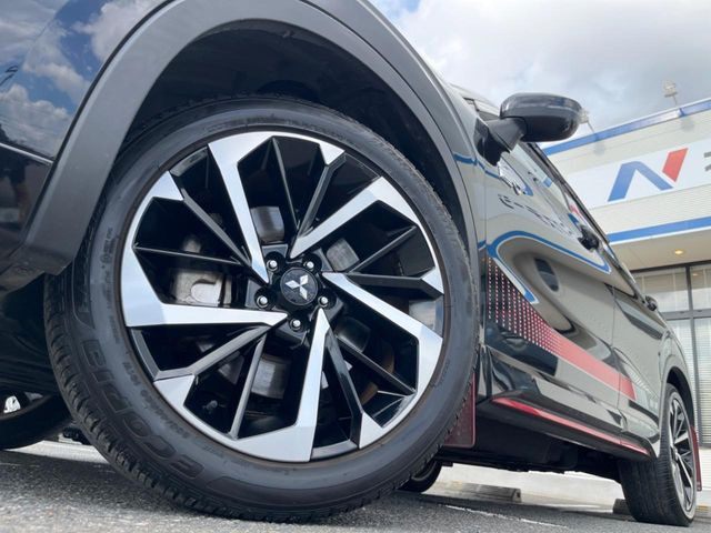 【純正20インチアルミホイール】外観にマッチした純正アルミホイールを装着しております。各種社外アルミホイールや、スタッドレスタイヤも取扱いしております。是非ご相談ください♪