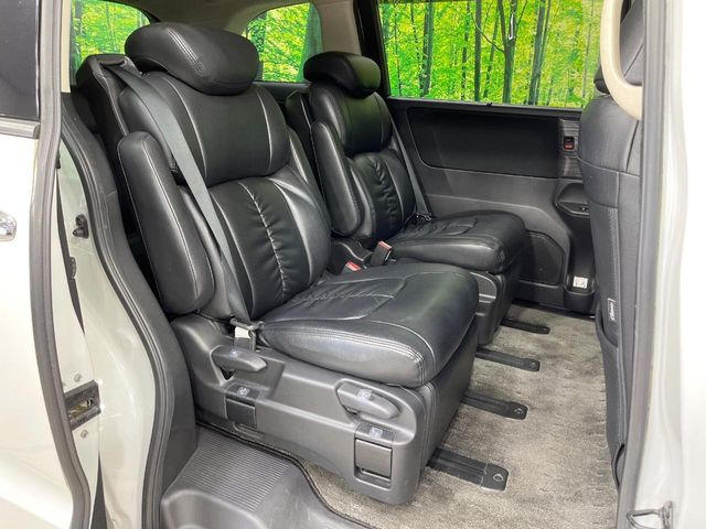 後部座席も気になるようなキズ・汚れやへたり等、大きなダメージはなく、良好な状態です。