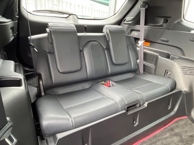 3列目シートはもちろん状態良好☆大人でもゆったりと座って頂けますので、大人数でのお出かけもラクラクです♪ご家族で、気の知れた仲間で、ドライブに行くのが楽しみですね♪