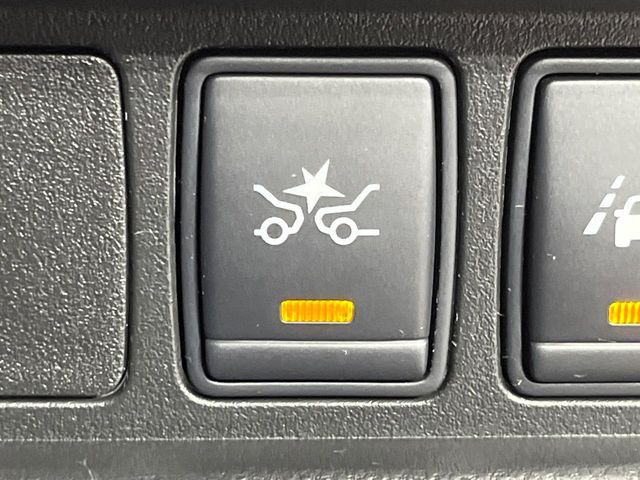 【エマージェンシーブレーキ】走行中に前方の車両等を認識し、衝突しそうな時は警報とブレーキで衝突回避と被害軽減をアシスト。より安全にドライブをお楽しみいただけます。