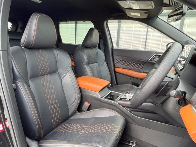 【黒革シート】上質な本革を使用し、高級感あふれる黒革シート。常に体に触れる部分だから、座り心地の良さにはこだわりたいですね♪汚れの付着や劣化を抑制する内装コーティング施工もおススメですよ♪