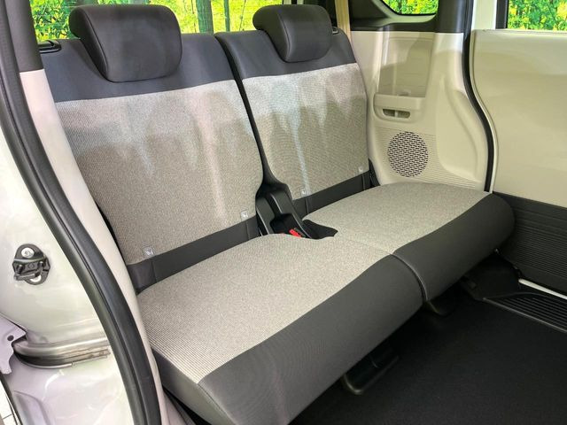 後部座席も気になるようなキズ・汚れやへたり等、大きなダメージはなく、良好な状態です。