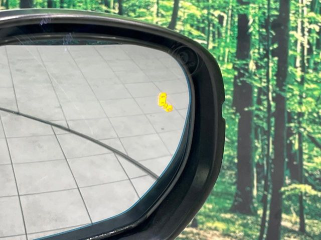 【ブラインドスポットインフォメーション】走行中、ドアミラーの死角になりやすい箇所に後続車が接近するとサイドミラー付近に警告を表示、ドライバーに注意喚起をしてくれます。