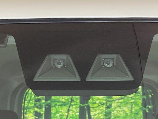 【スマートアシスト】走行中に前方の車両等を認識し、衝突しそうな時は警報とブレーキで衝突回避と被害軽減をアシスト。より安全にドライブをお楽しみいただけます。