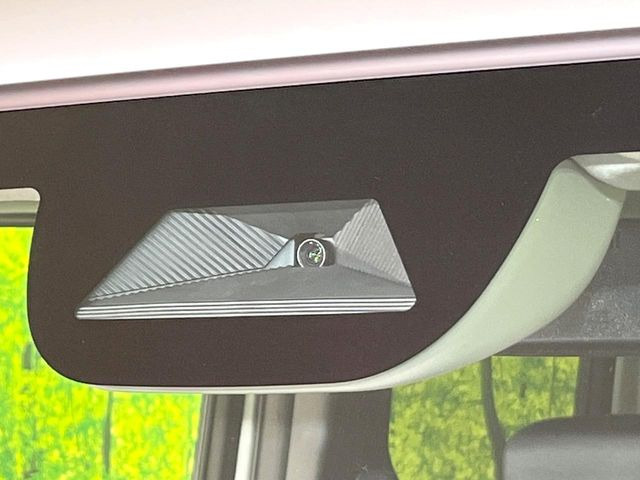 【ホンダセンシング】走行中に前方の車両等を認識し、衝突しそうな時は警報とブレーキで衝突回避と被害軽減をアシスト。より安全にドライブをお楽しみいただけます。