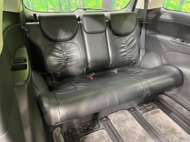 3列目シートはもちろん状態良好☆大人でもゆったりと座って頂けますので、大人数でのお出かけもラクラクです♪ご家族で、気の知れた仲間で、ドライブに行くのが楽しみですね♪