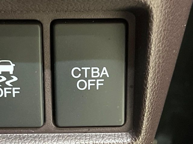 【シティブレーキアクティブシステム】低速走行中に前方の車両等を認識し、衝突しそうな時は警報とブレーキで衝突回避と被害軽減をアシスト。より安全にドライブをお楽しみいただけます。