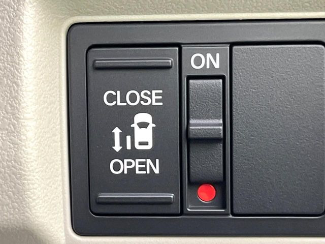【パワースライドドア】スマートキーや運転席のスイッチでスライドドアの開閉が可能♪電動だから力を入れてドアを開ける必要が無く、小さいお子様でも、重い荷物を持っている時もラクに開け閉めできます♪