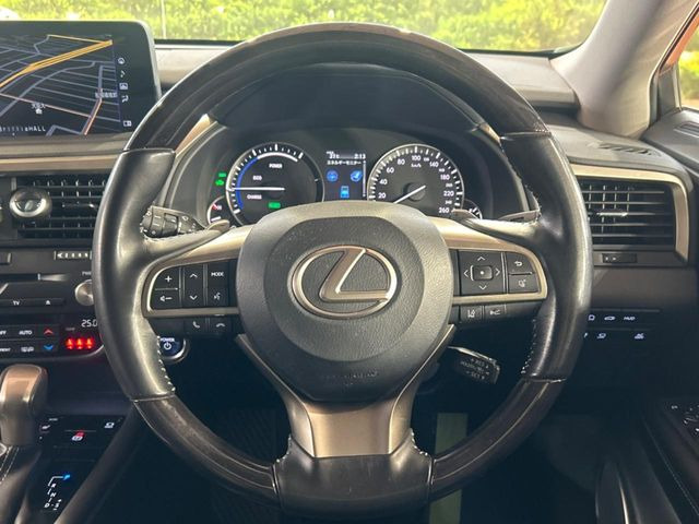 【ウッドコンビステアリング】高級感ある木目調パーツを採用した手に良く馴染むコンビハンドル。運転席廻りの雰囲気も一気に豪華になります!