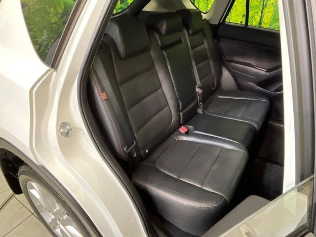 後部座席も気になるようなキズ・汚れやへたり等、大きなダメージはなく、良好な状態です。