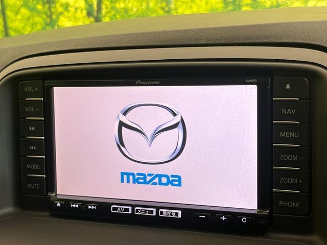 【マツダコネクトナビ】車内の雰囲気にマッチした一体型タイプのナビ。各種車輌設定やBluetooth再生等、様々な機能が楽しめます。直感的なダイヤル操作が可能で、使い勝手も良好です。