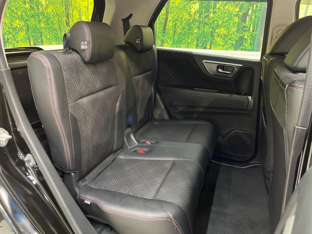 後部座席も気になるようなキズ・汚れやへたり等、大きなダメージはなく、良好な状態です。