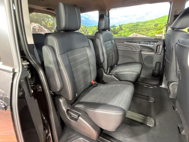 後部座席も気になるようなキズ・汚れやへたり等、大きなダメージはなく、良好な状態です。