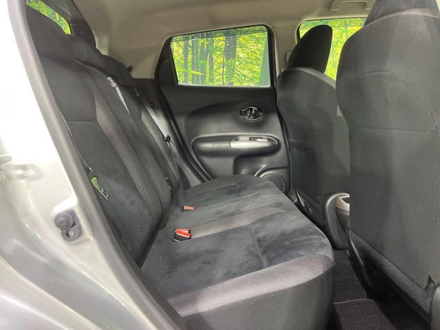 後部座席も気になるようなキズ・汚れやへたり等、大きなダメージはなく、良好な状態です。