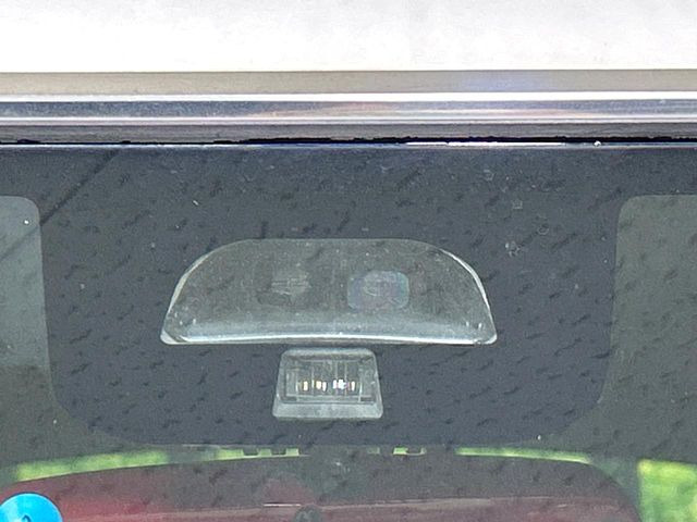 【シティブレーキアクティブシステム】低速走行中に前方の車両等を認識し、衝突しそうな時は警報とブレーキで衝突回避と被害軽減をアシスト。より安全にドライブをお楽しみいただけます。