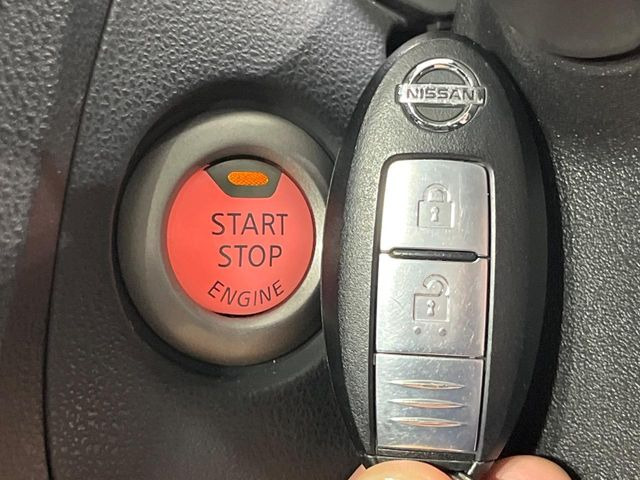 【インテリジェントキー】カバンやポケットに入れたままでもドアの施錠・解錠が可能なスマートキーを装備。エンジンのオン・オフ時もカギを取り出す必要が無いからとっても便利です♪