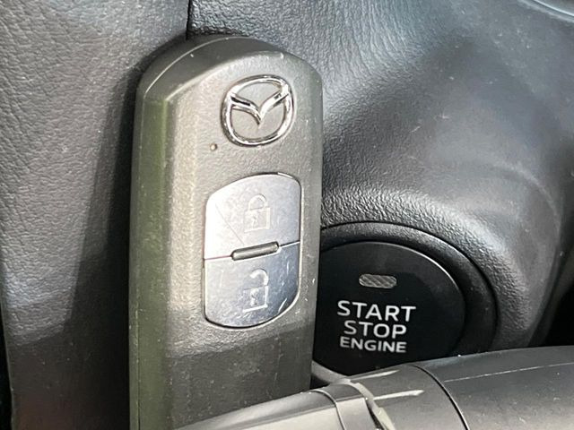 【アドバンストキー】カバンやポケットに入れたままでもドアの施錠・解錠が可能なスマートキーを装備。エンジンのオン・オフ時もカギを取り出す必要が無いからとっても便利です♪