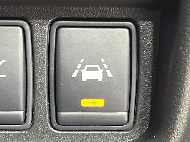 【車線逸脱警報】道路上の白(黄)線を認識し、意図せず走行中の車線からはみ出しそうになった時、メーター内の警告灯とブザーで注意喚起してくれる安心・安全機能です♪