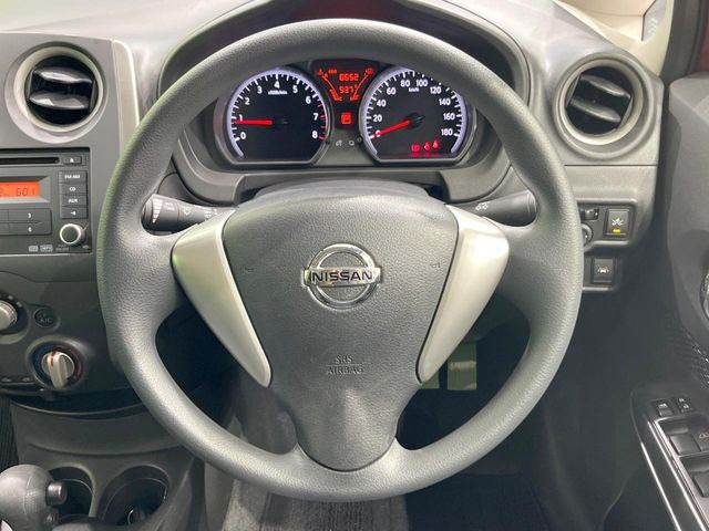 インテリアに合わせたデザインのステアリングは、運転される方のことも考え、運転しやすい形状、大きさです。是非一度、実際に触ってお確かめください。