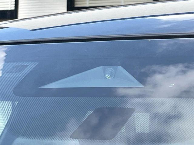 【三菱e-Assist】走行中に前方の車両等を認識し、衝突しそうな時は警報とブレーキで衝突回避と被害軽減をアシスト。より安全にドライブをお楽しみいただけます。