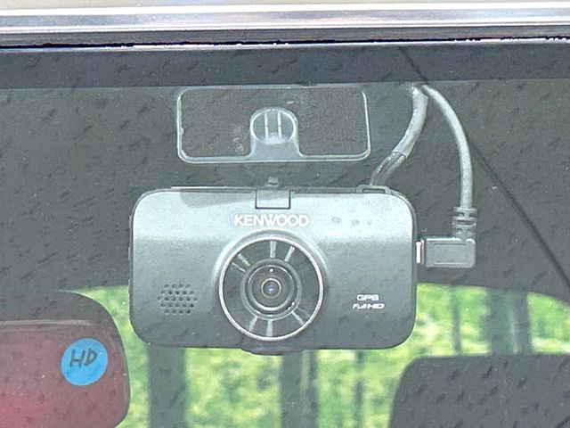 【ドライブレコーダー】安心・安全なカーライフに必須のドライブレコーダーを装備!走行中はもちろん、あおり運転や事故に遭遇した際の状況も映像で記録し、万一のリスクに備えます。