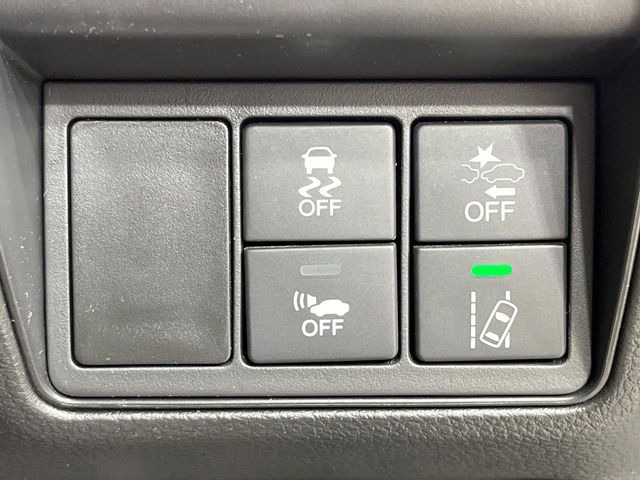 【ホンダセンシング】走行中に前方の車両等を認識し、衝突しそうな時は警報とブレーキで衝突回避と被害軽減をアシスト。より安全にドライブをお楽しみいただけます。