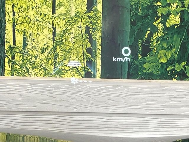 【カラーヘッドアップディスプレイ】現在の速度や走行情報をデジタル表示で運転席前方のガラスに投影!カラー付きで視認性も高く、運転中目線をずらさず必要な情報を確認できるのでとっても便利で安心!