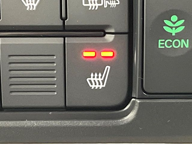 【シートヒーター】寒い日に重宝するシートヒーター!エアコンより早く温まってくれるので寒がりの人も安心ですね♪エアコンの温風は乾燥するから苦手、という方にもをおすすめです。