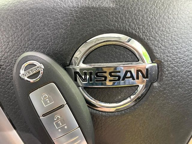 【インテリジェントキー】カバンやポケットに入れたままでもドアの施錠・解錠が可能なスマートキーを装備。エンジンのオン・オフ時もカギを取り出す必要が無いからとっても便利です♪