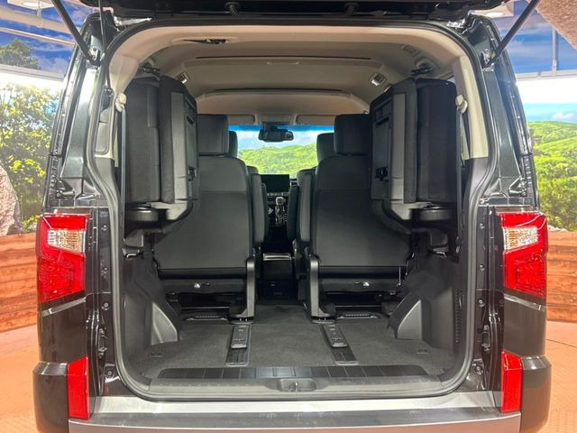 後席を格納すると、これだけの広さが!シーンに合わせたシートアレンジで、大きな荷物も積むことが出来ます♪