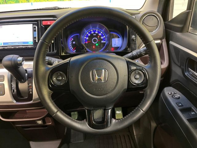 【純正革巻きステアリング】上質な革を使用することで、手にしっかり馴染みとても運転しやすいハンドルです♪