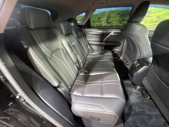 後部座席も気になるようなキズ・汚れやへたり等、大きなダメージはなく、良好な状態です。