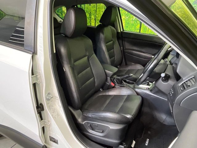 【合皮レザーシート】汚れのふき取りが容易でメンテナンスもが簡単な、機能性に優れる合成皮革を採用した上質なシートです。座り心地もよく、高級感あふれる心地良い車内空間を演出してくれます。