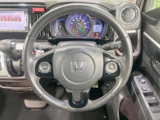 �C���e���A�ɍ��킹���f�U�C���̃X�e�A�����O�́A�^�]�������̂��Ƃ��l���A�^�]���₷���`��A�傫���ł��B�����x�A���ۂɐG���Ă��m���߂��������B