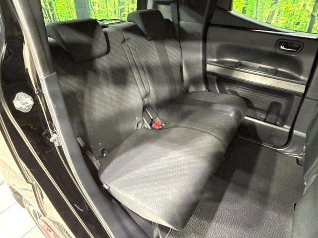 後部座席も気になるようなキズ・汚れやへたり等、大きなダメージはなく、良好な状態です。