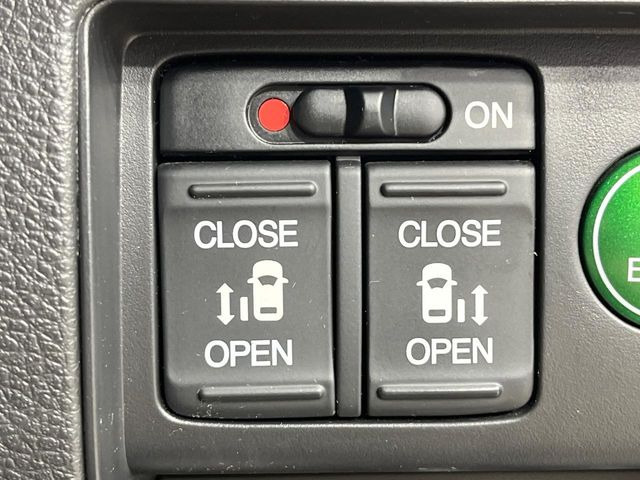 【両側パワースライドドア】スマートキーや運転席のスイッチで後席両側スライドドアの開閉が可能♪電動だから力を入れてドアを開ける必要が無く、小さなお子様でも簡単に開け閉めでき快適です♪