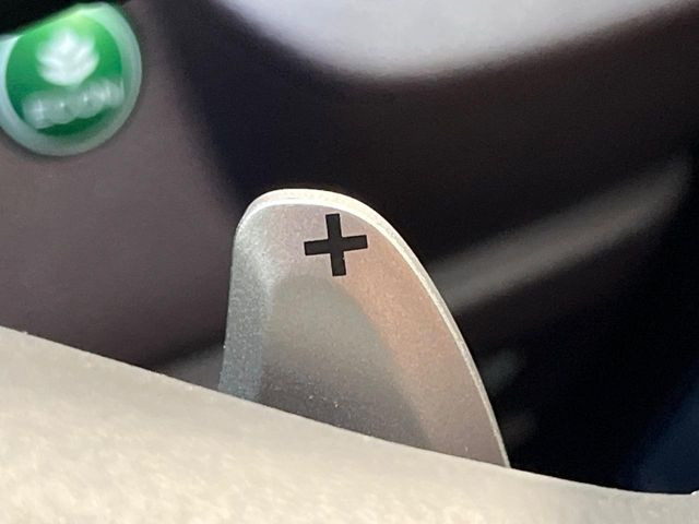 【パドルシフト】ハンドルから手を離さずに素早くシフトアップ&ダウンができるので、エンジンブレーキを使う下り坂や高速道路の合流で加速したい場面で役立ちます。