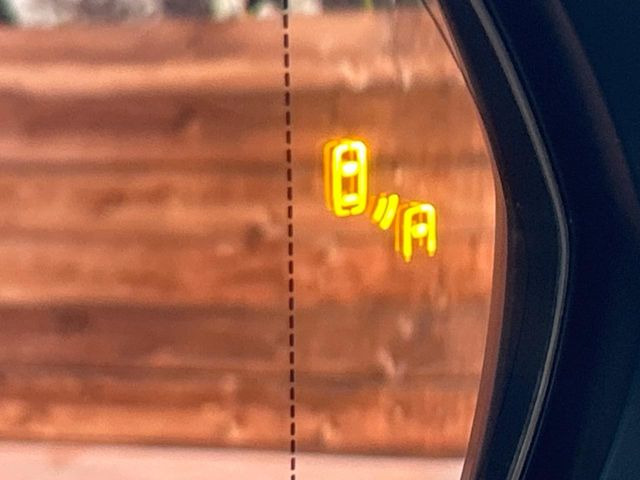 【ブラインドスポットモニター】走行中、ドアミラーの死角になりやすい箇所に後続車が接近するとサイドミラーのレンズに警告を表示!ドライバーに注意喚起をしてくれます。