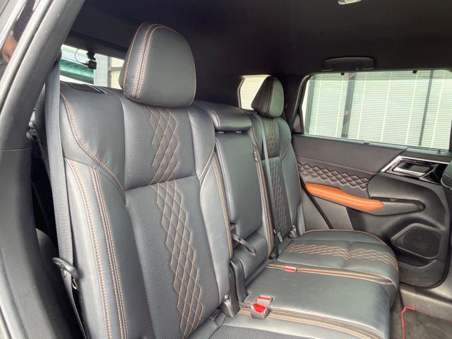 後部座席も気になるようなキズ・汚れやへたり等、大きなダメージはなく、良好な状態です。